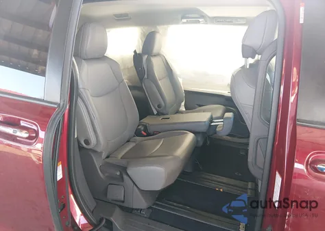 2021 Toyota Sienna Xle z USA, uszkodzony, nr VIN 5TDYRKEC5MS026670